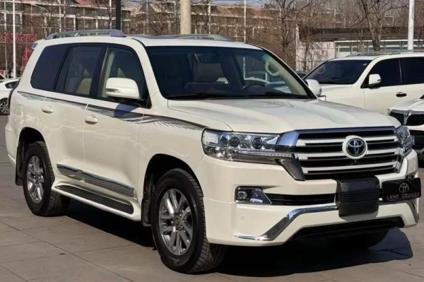 2017款豐田蘭德酷路澤4600中東版港口現(xiàn)車直銷最低多少錢（17年蘭德酷路澤4000中東版）